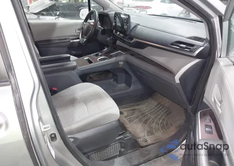 2021 Toyota Sienna Le z USA, uszkodzony, nr VIN 5TDKSKFC8MS036800